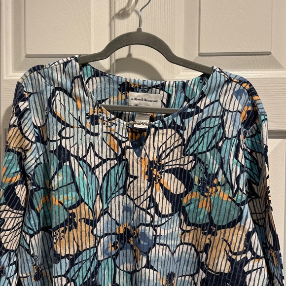 Alfred Dunner Flattering Blue Floral Women's Top - 3/4 sleeves - Picture 3 of 8